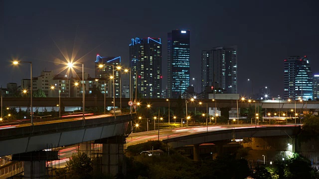 Gangbyeonbungno路Mecenatpolis商场夜间的交通景象视频素材