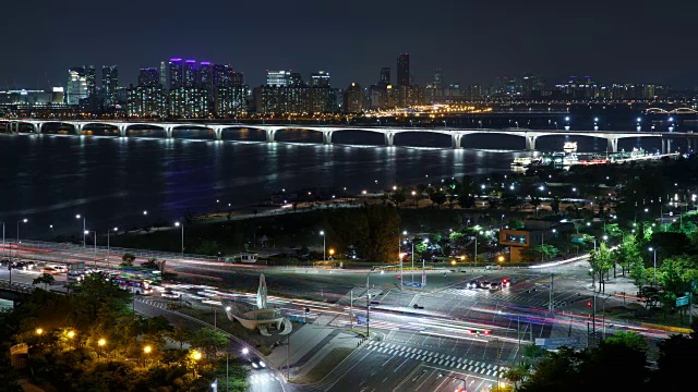 元孝大佑桥和马宝大佑桥交叉口夜间交通景象视频素材