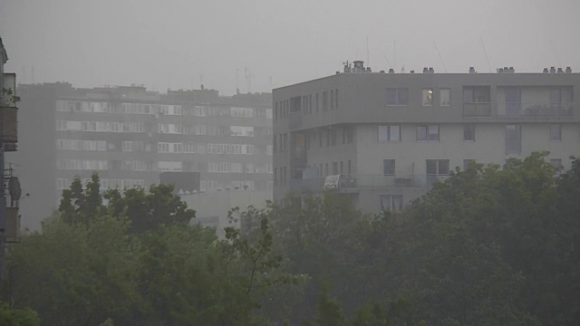 波兰城市的暴雨伴随着突然的暴风雨视频素材