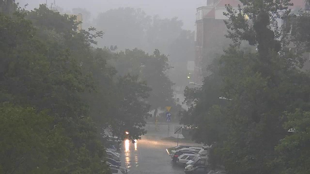 波兰城市的暴雨伴随着突然的暴风雨视频素材