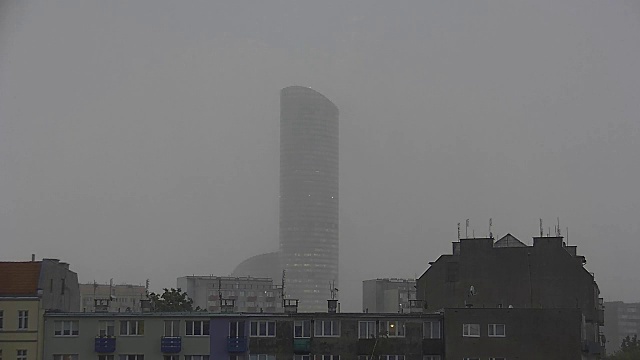 波兰城市的暴雨伴随着突然的暴风雨视频素材