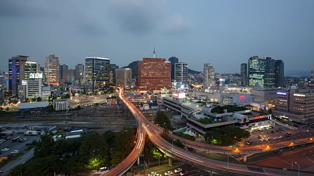 汉城站和汉城北塔(著名旅游景点之一)的日夜观视频素材