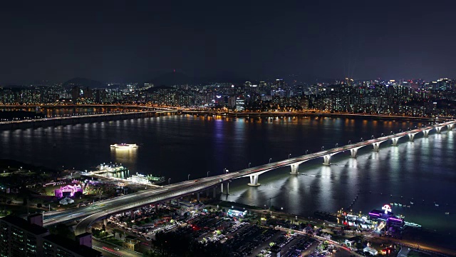 夜景汉江上的首尔城和元孝大学桥视频素材