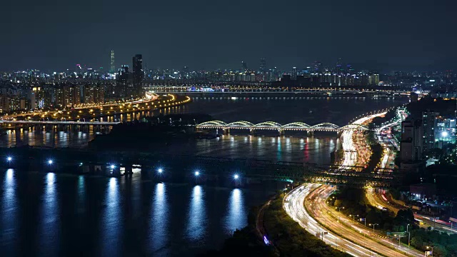 夜间在奥林匹克大道(高速公路)和邯钢大桥上的交通景象视频素材