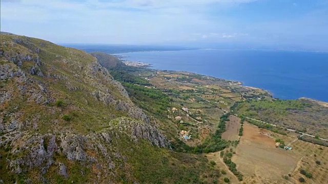 鸟瞰图的岩石海岸线和海岸平原附近的村庄Betlem在巴利阿里群岛北部海岸/西班牙视频素材