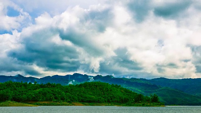 山脉和水坝的时间流逝与云景。视频素材