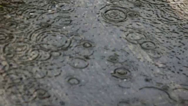 泰国雨季失聚焦雨滴的慢动作视频素材