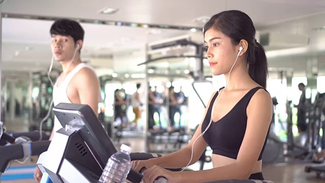 在机器上跑步的亚洲女人视频素材