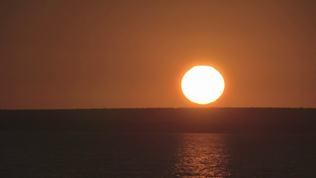 日落在海面和平坦的海岸视频素材