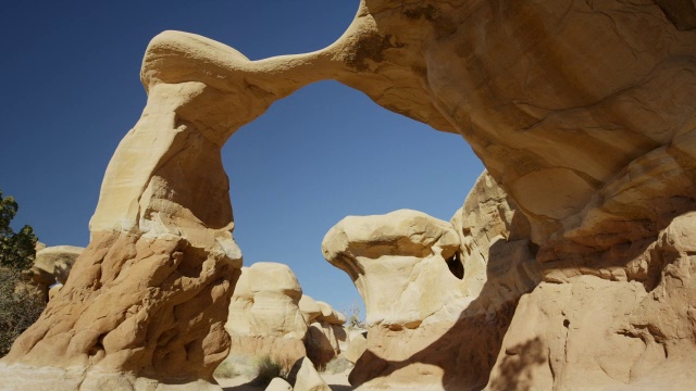 宽平移低角度拍摄的拱形岩层/ Escalante，犹他州，美国视频素材