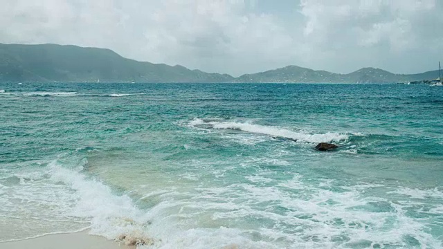 加勒比海多云的海面上有波浪的慢镜头。视频素材