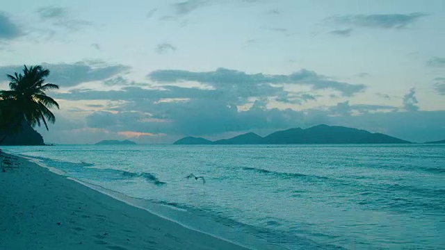 加勒比群岛的海滩上日落的时间流逝。视频素材