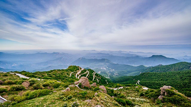 云儿飞过夏日的山路视频素材