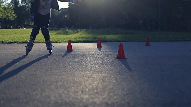 孩子们在公园里开着旱冰鞋视频下载