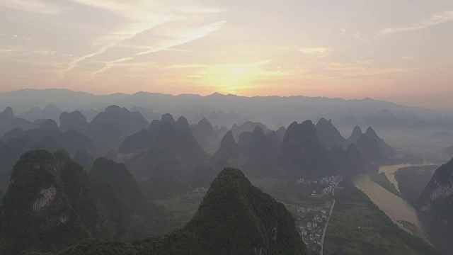 中国桂林喀斯特景观空中日出薄雾视频下载