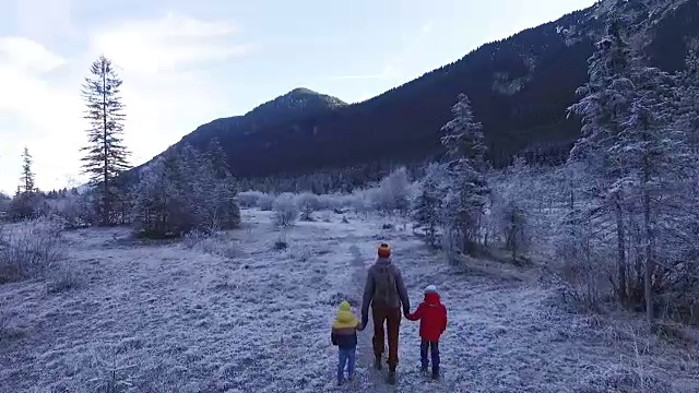 母亲带着孩子走在冰天雪地里视频素材