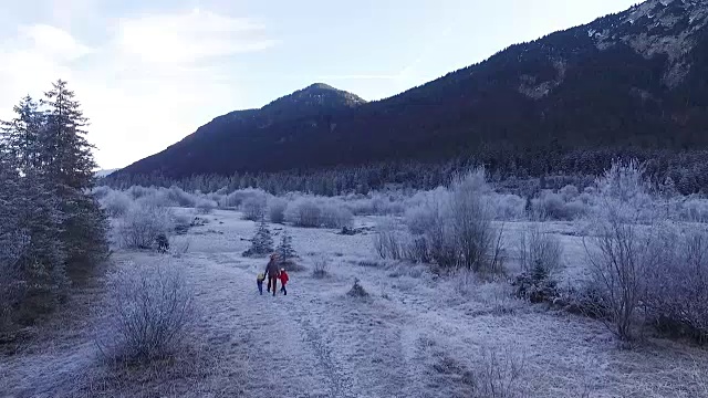 母亲带着孩子走在冰天雪地里视频素材