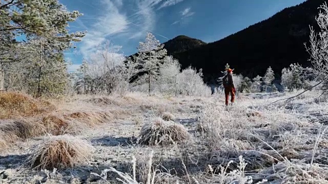 在冰冻的山区徒步旅行的女人视频素材