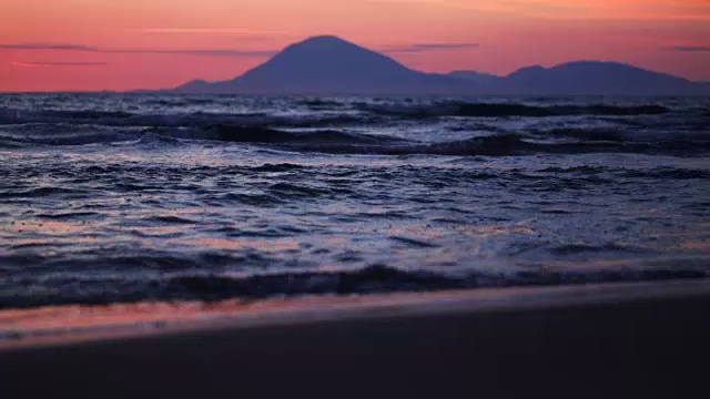 日落时海岸波浪的特写。视频素材