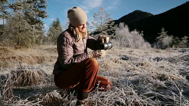 女人跪在山上喝着热茶视频素材