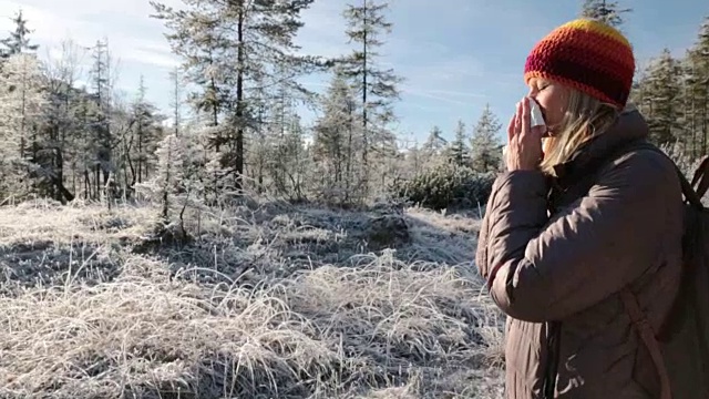 女人站在山上暖手视频素材