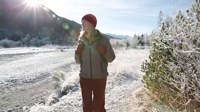 母亲带着孩子走在冰天雪地里视频素材