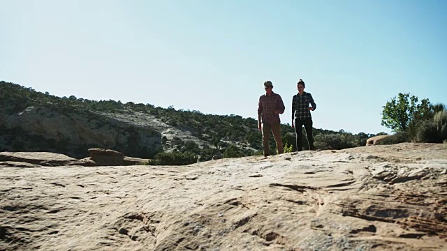 二十多岁的情侣在沙漠里徒步旅行视频素材