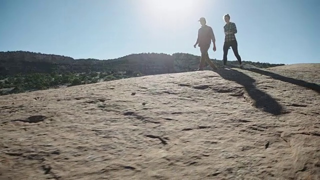 二十多岁的情侣在沙漠里徒步旅行视频素材