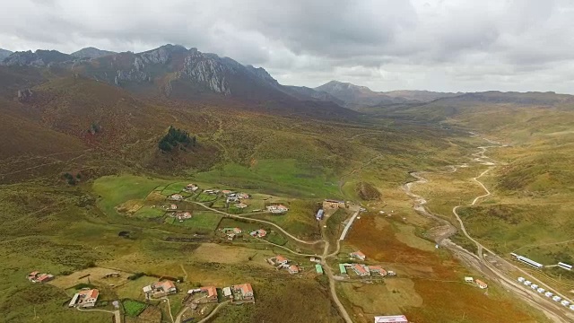 中国甘肃的草原和牧民住宅的航拍视频素材