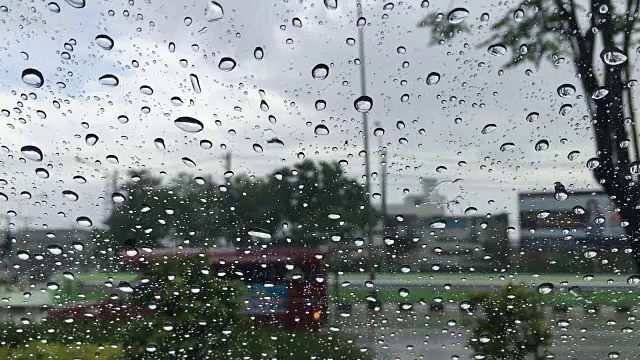 小雨打在挡风玻璃视频下载