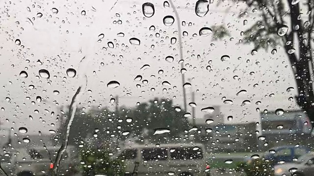 小雨打在挡风玻璃视频下载