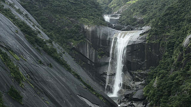 日本鹿儿岛屋久岛千寻瀑布视频素材