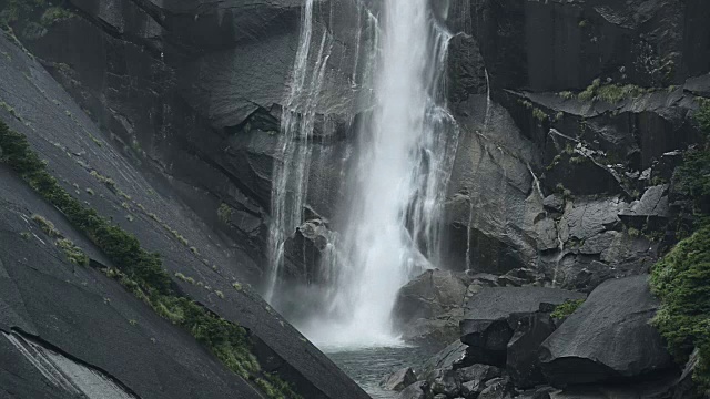 日本鹿儿岛屋久岛千寻瀑布视频素材