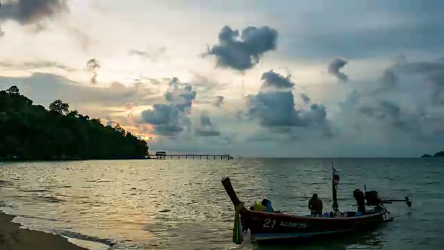 白天到夜晚的时间流逝:日落在海上与码头视频素材