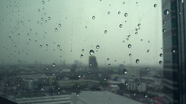 雨滴落在窗户上视频素材