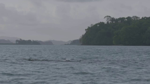 全景海景，背景是山脉/巴罗科罗拉多岛，巴拿马视频素材