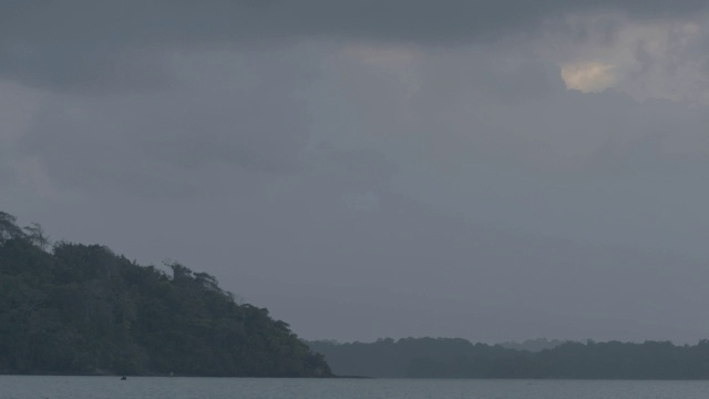 WS T/L以山为背景的海景/巴罗科罗拉多岛，巴拿马视频素材