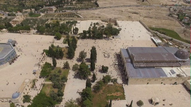 鸟瞰图东耶路撒冷- Wadi Hilweh和Silwan阿拉伯村庄，耶路撒冷老城，和圣殿山视频素材