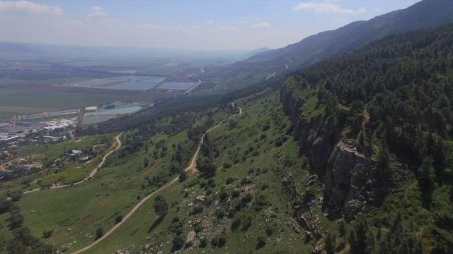 Manara Cliff/ Upper Galilee, Qiryat shemona和草裙舞山谷为背景视频素材