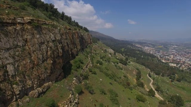 Manara Cliff/ Upper Galilee, Qiryat shemona和草裙舞山谷为背景视频素材