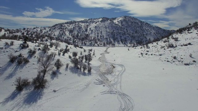 冬雪覆盖的黑门山鸟瞰图视频素材