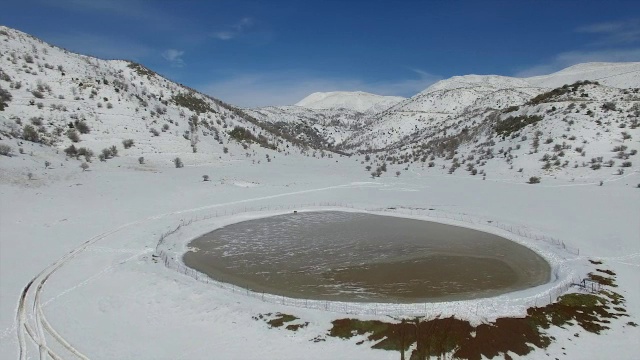 鸟瞰图的Birkat Man-Hermon山覆盖在冬天的雪视频素材