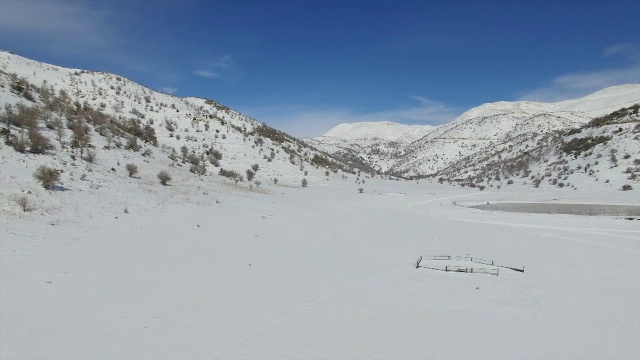 鸟瞰图的Birkat Man-Hermon山覆盖在冬天的雪视频素材