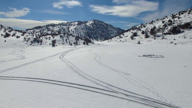 冬雪覆盖的黑门山鸟瞰图视频素材