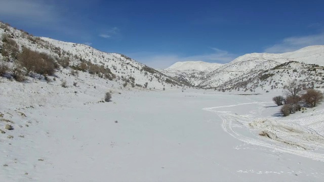 鸟瞰图的Birkat Man-Hermon山覆盖在冬天的雪视频素材