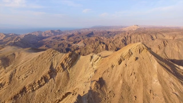 鸟瞰图雄伟的埃拉特山在日出与埃拉特湾在背景视频素材