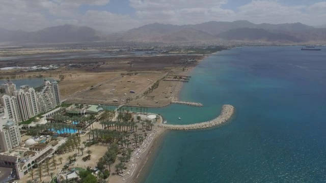 鸟瞰图-埃拉特北部海滩与Aquaba，埃拉特湾，码头和酒店视频素材