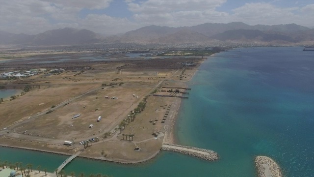 鸟瞰图-埃拉特北部海滩与Aquaba，埃拉特湾，码头和酒店视频素材