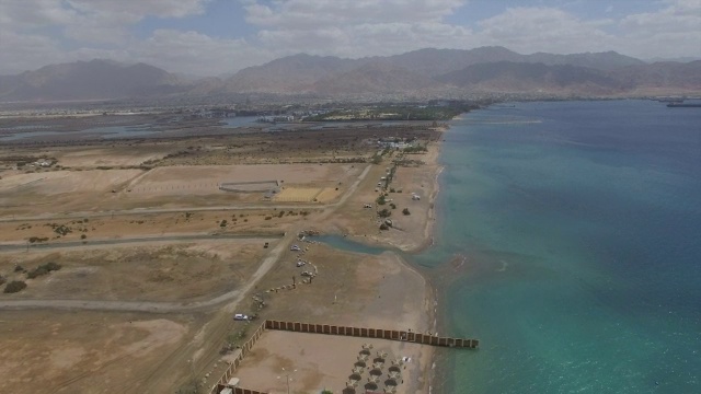 鸟瞰图-埃拉特北部海滩与Aquaba，埃拉特湾，码头和酒店视频素材