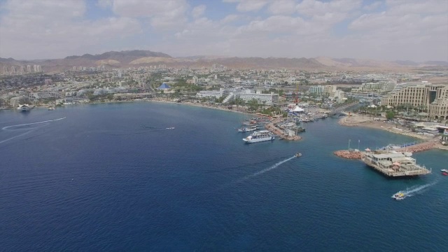 鸟瞰图-埃拉特北部海滩与Aquaba，埃拉特湾，码头和酒店视频素材